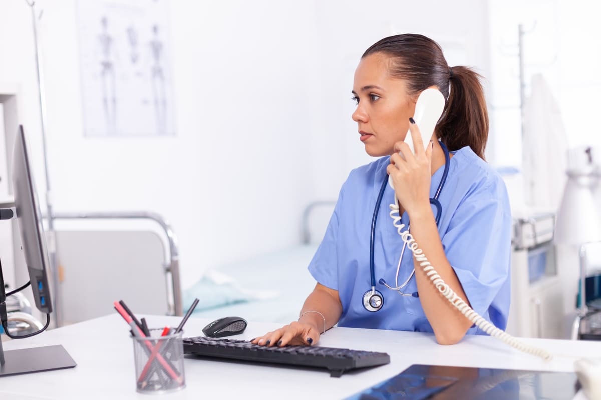 Secrétaire médicale en poste dans un cabinet médical